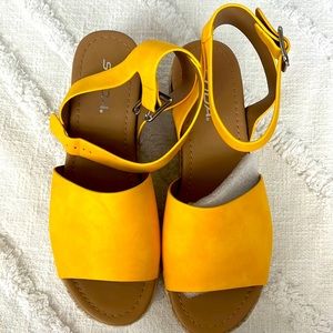 Soda brand new wedges size 8